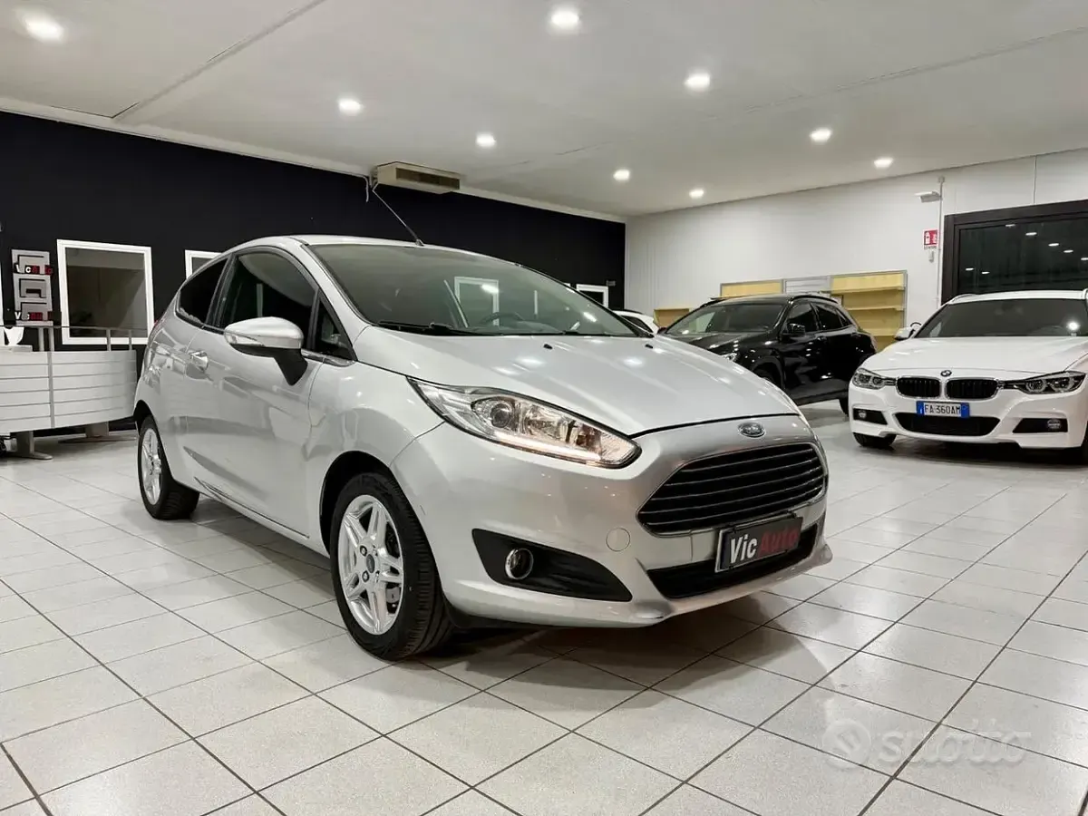 Usata Ford Fiesta Titanium 75 CV (55 kW) 2013 Grigio Berlina