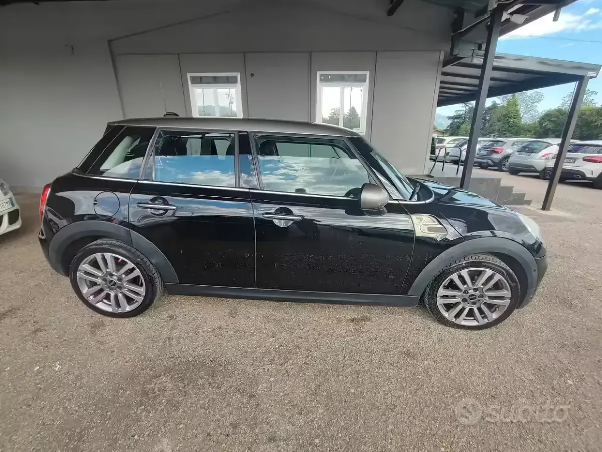 Käytetty Mini Cooper D 116 HP (85 kW) 2017 Musta Viistoperä