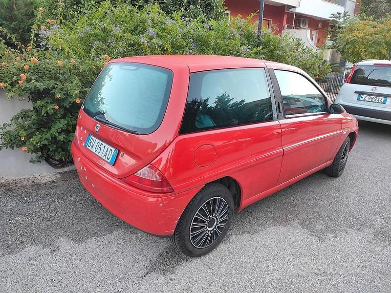 Usata Lancia Ypsilon 60 CV (44 kW) 2002 Rosso Utilitaria