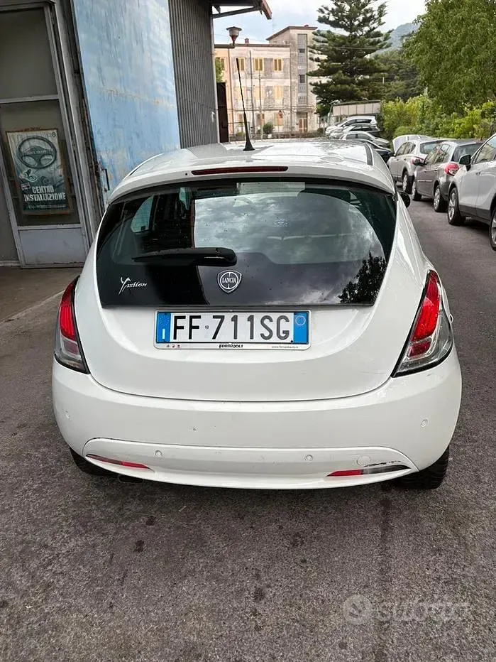 Usata Lancia Ypsilon 69 CV (50 kW) 2016 Bianco Utilitaria