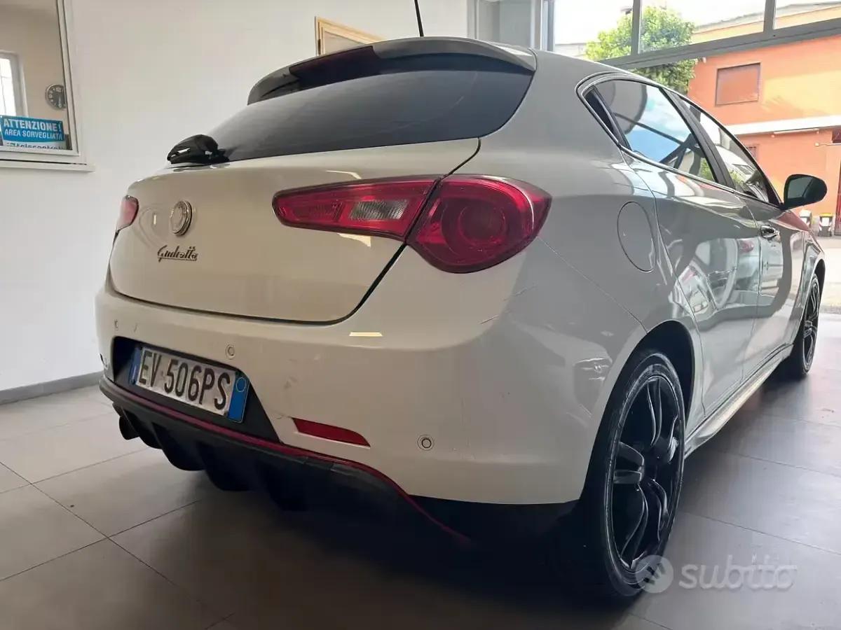 Usata Alfa Romeo Giulietta Distinctive 120 CV (88 kW) 2014 Bianco Utilitaria