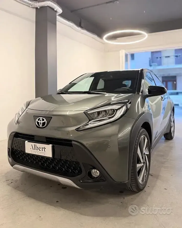 Usata Toyota Aygo X Lounge 72 CV (52 kW) 2022 Grigio SUV