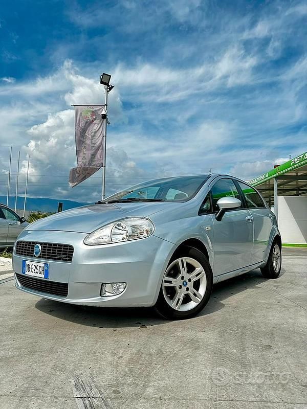 Usata Fiat Grande Punto 75 CV (55 kW) 2005 Grigio Utilitaria