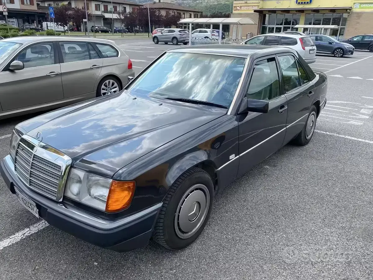 Usata Mercedes 200 122 CV (89 kW) 1991 Nero Berlina