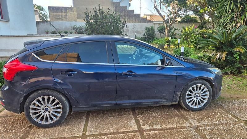 Begagnad Ford Focus 95 HK (69 kW) 2012 Blå Sedan