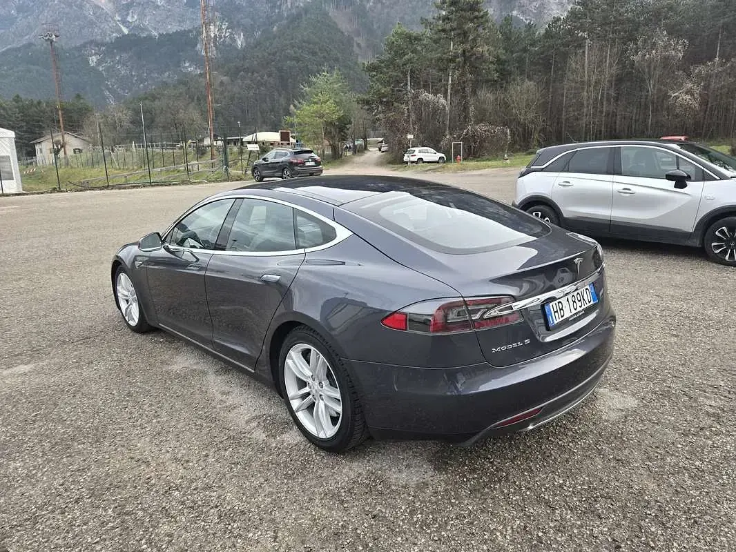 Usata Tesla Model S 136 kW (185 CV) 2016 Grigio Utilitaria