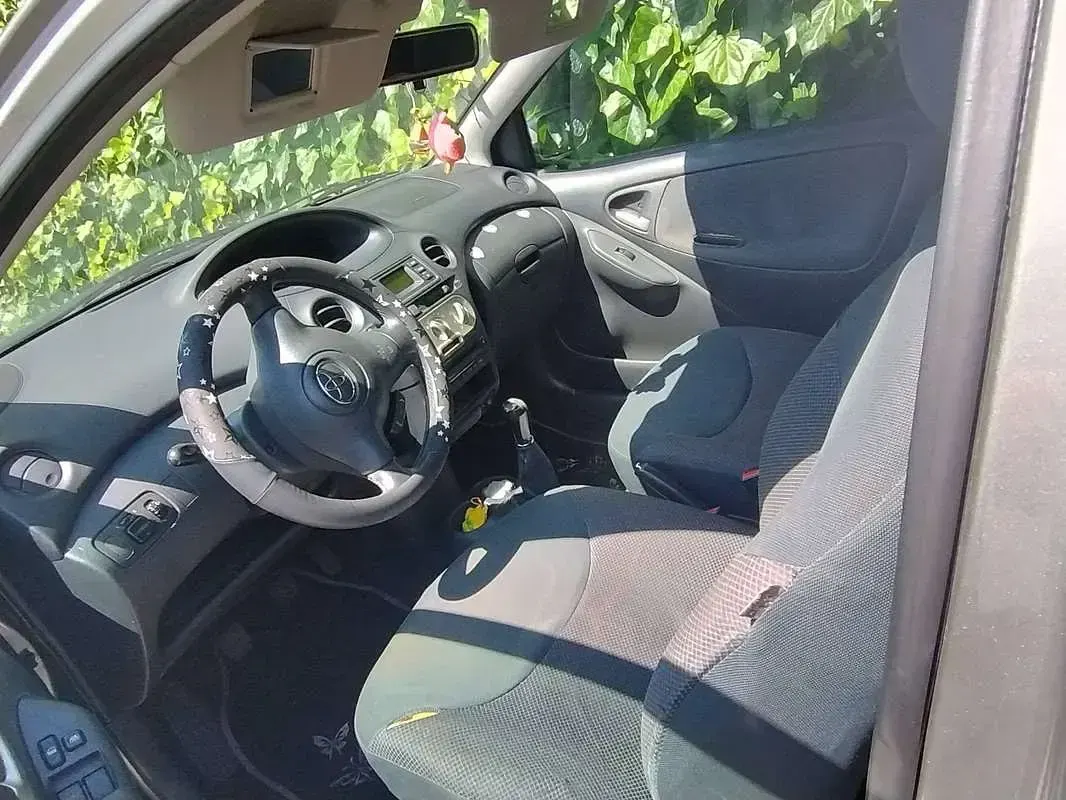 Usata Toyota Yaris Sol 87 CV (63 kW) 2004 Argento Utilitaria