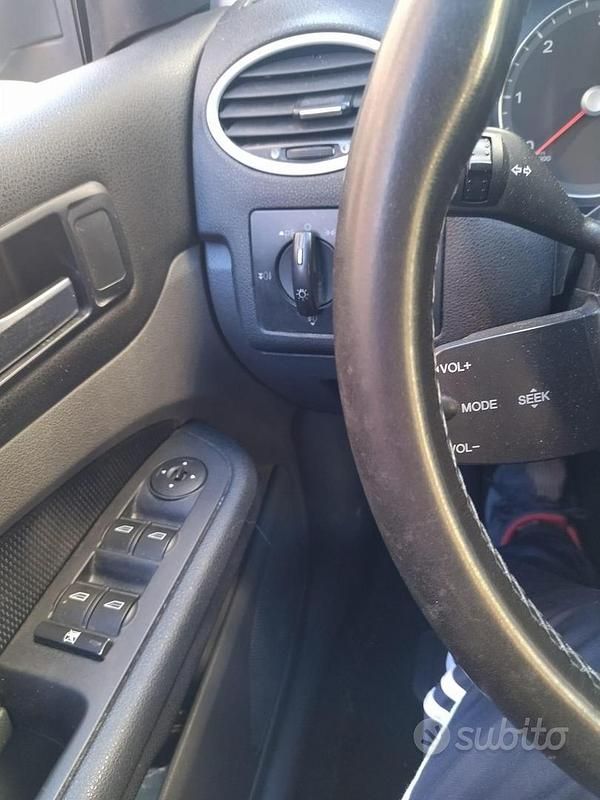 Usata Ford Focus 90 CV (66 kW) 2006 Grigio Berlina