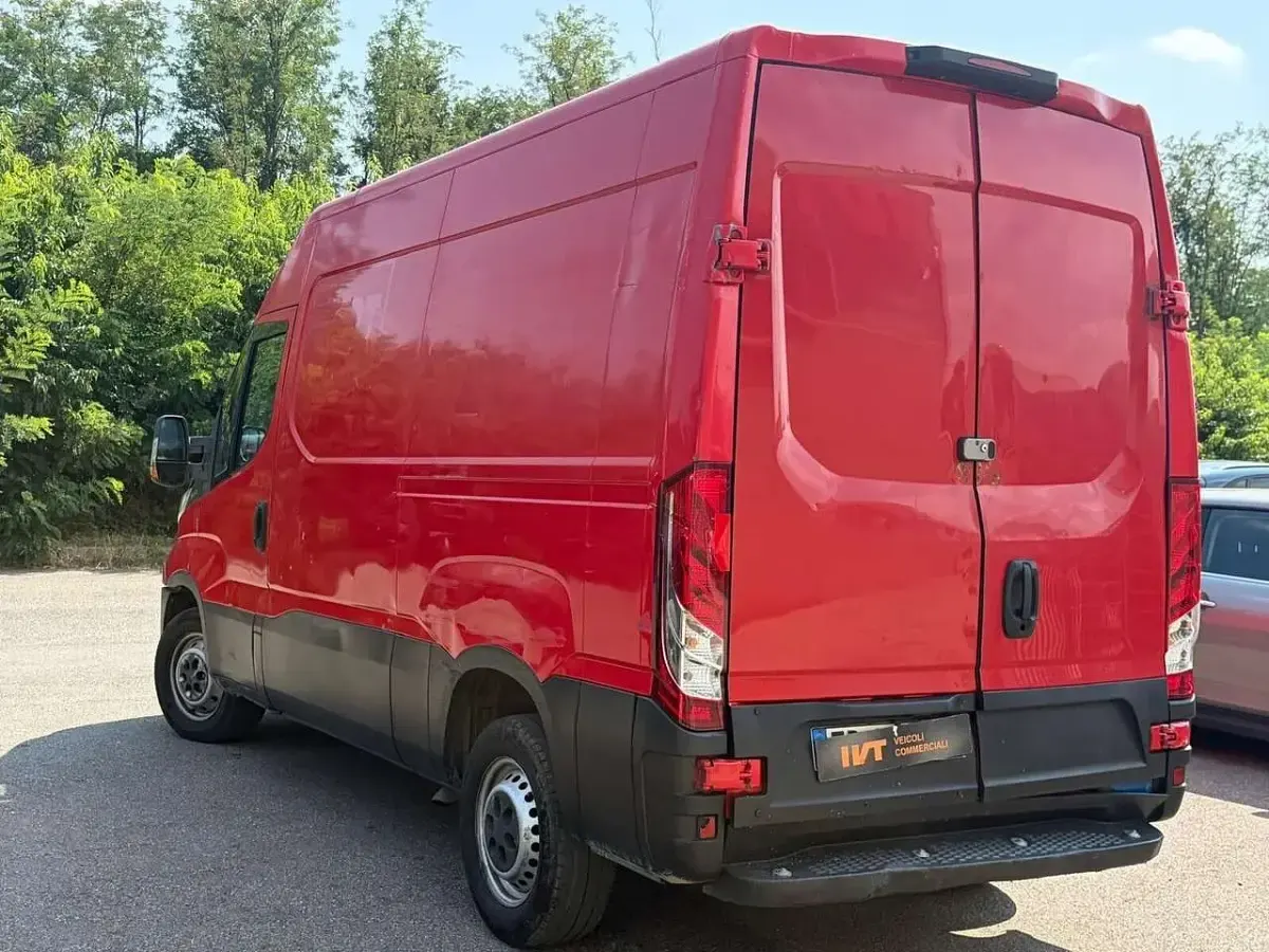 Usata Iveco Daily 106 CV (77 kW) 2015 Rosso Furgone