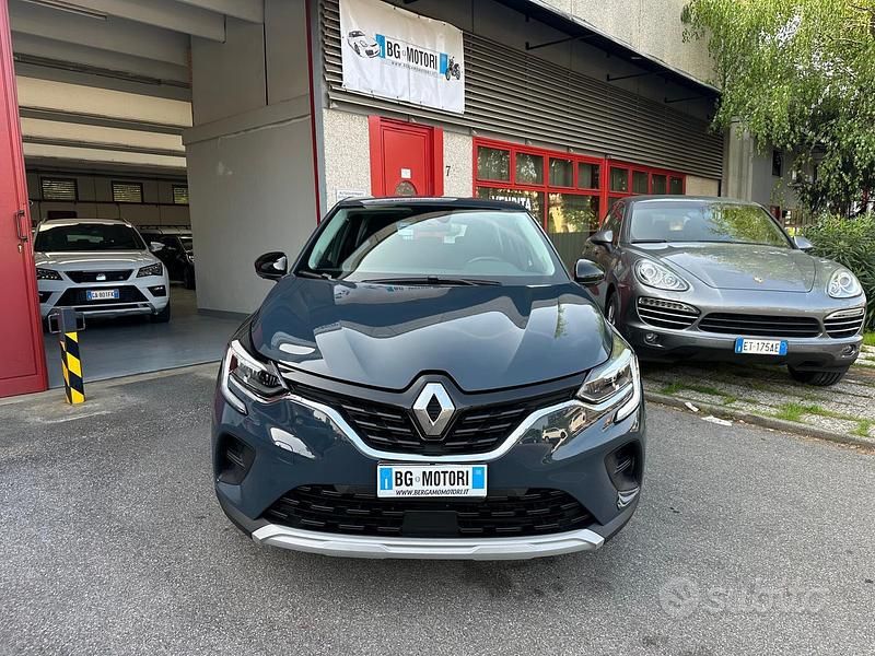 Begagnad Renault Captur Equilibre 101 HK (74 kW) 2023 Blå SUV