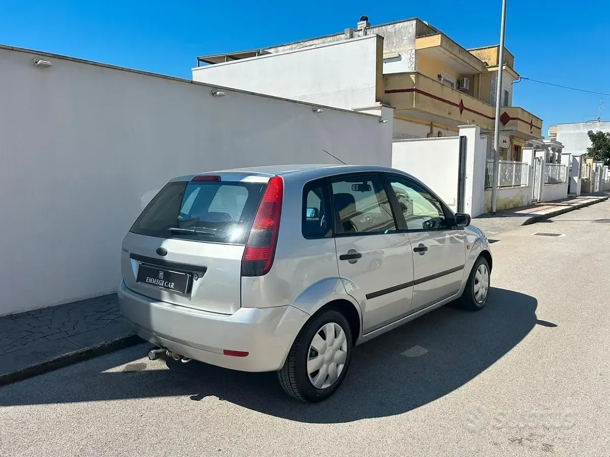 Usata Ford Fiesta 68 CV (50 kW) 2004 Grigio Utilitaria