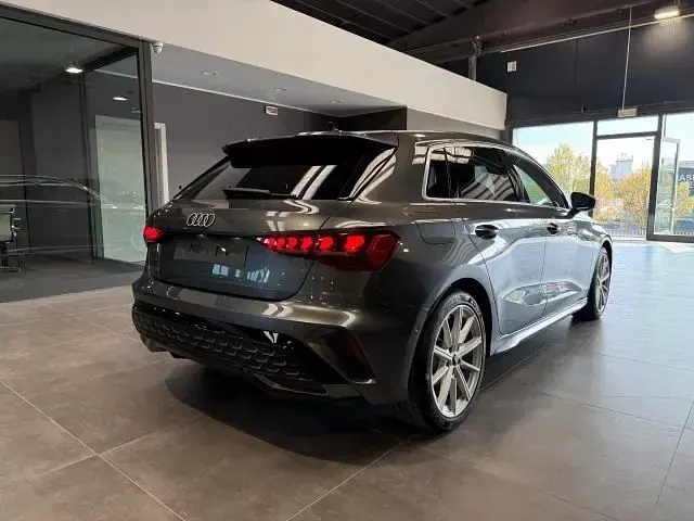 Usata Audi A3 e-tron S-Line 150 CV (110 kW) 2025 Grigio scuro perlato Utilitaria