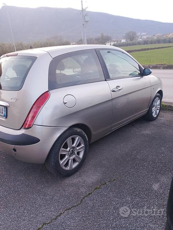 Usata Lancia Ypsilon 70 CV (51 kW) 2004 Grigio Utilitaria