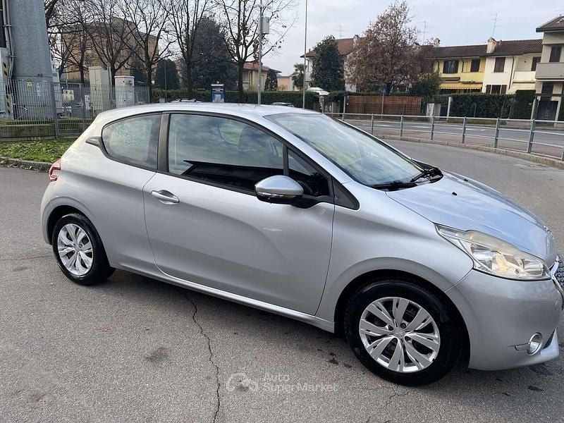 Argento Usata 2012 Peugeot 208 Due volumi | 3600 € (Buon prezzo) - Immagine 1/4