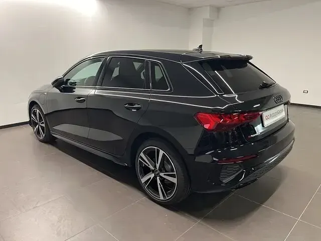 Usata Audi A3 Sportback e-tron Comfort 204 CV (150 kW) 2024 Nero mythos metallizzato Utilitaria