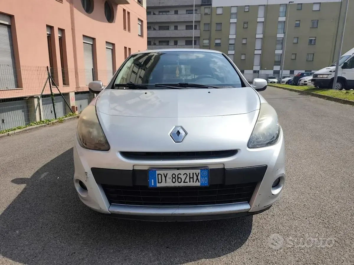 Usata Renault Clio II Dynamique 72 CV (52 kW) 2010 Grigio Berlina