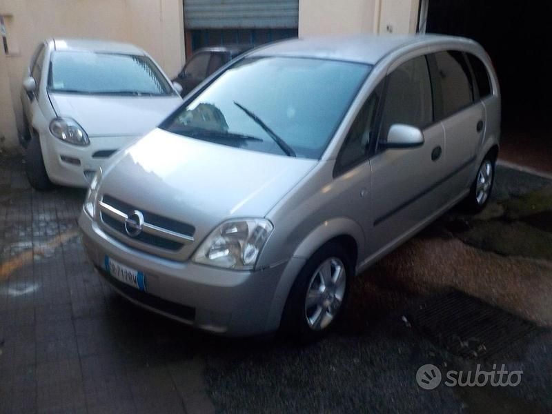 Grigio Usata 2004 Opel Meriva Monovolume | 2000 € (Buon prezzo) - Immagine 1/4