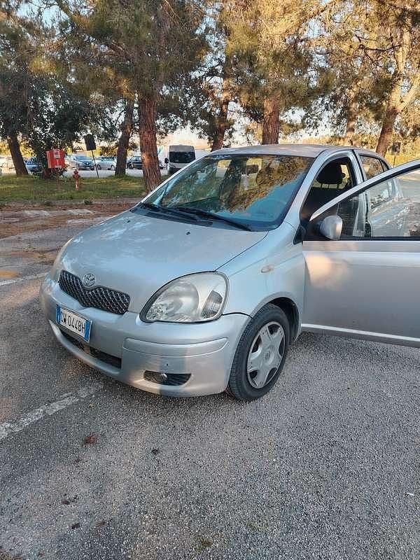 Usata Toyota Yaris 65 CV (47 kW) 2005 Grigio Utilitaria