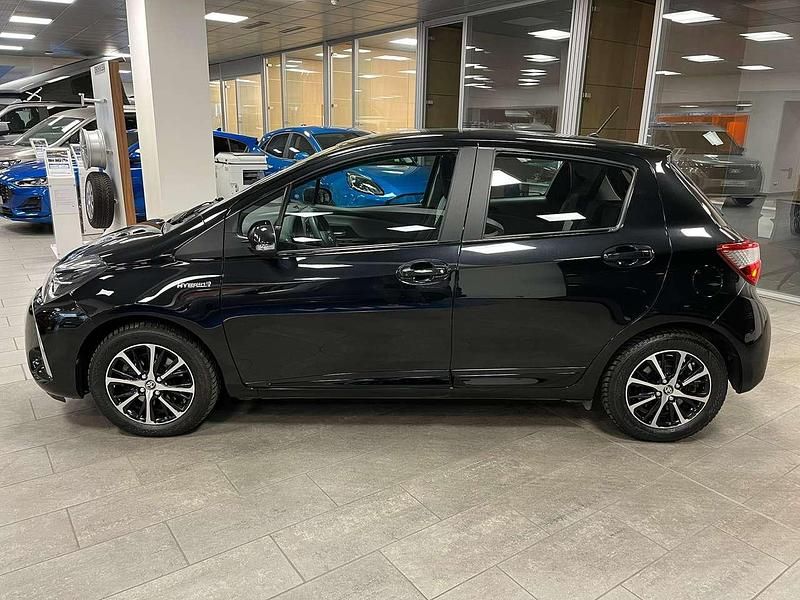 Usata Toyota Yaris Hybrid Active 73 CV (53 kW) 2019 Nero Berlina