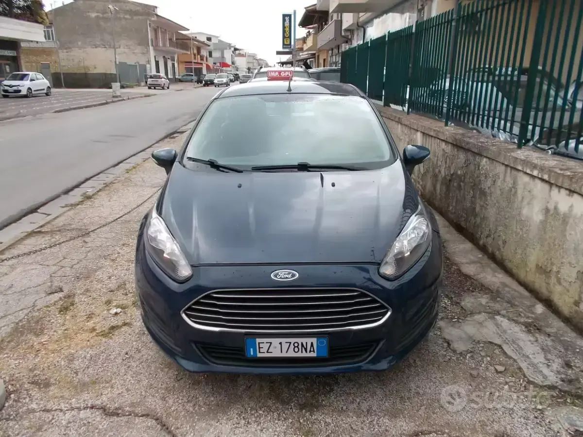 Usata Ford Fiesta 60 CV (44 kW) 2015 Blu Utilitaria