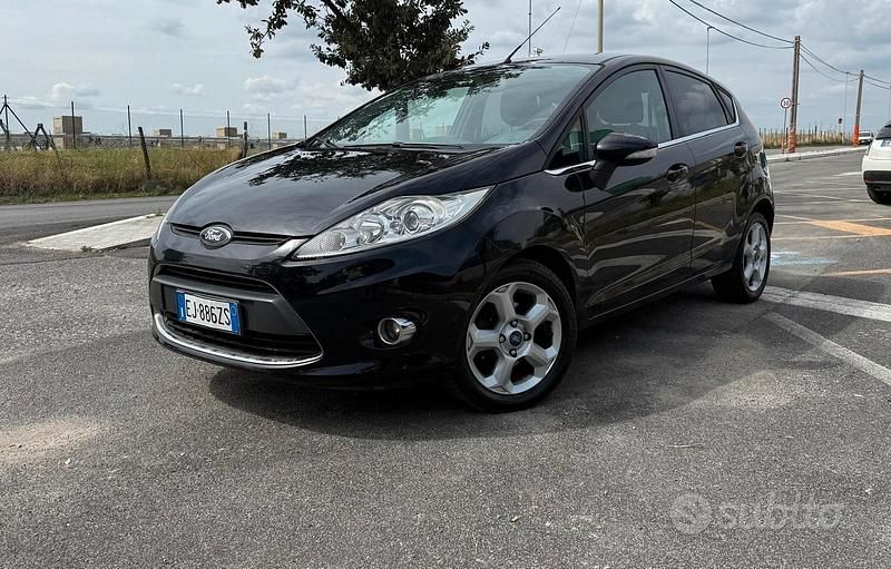 Nero Usata 2011 Ford Fiesta Titanium Tre volumi | 5600 € (Buon prezzo) - Immagine 1/3