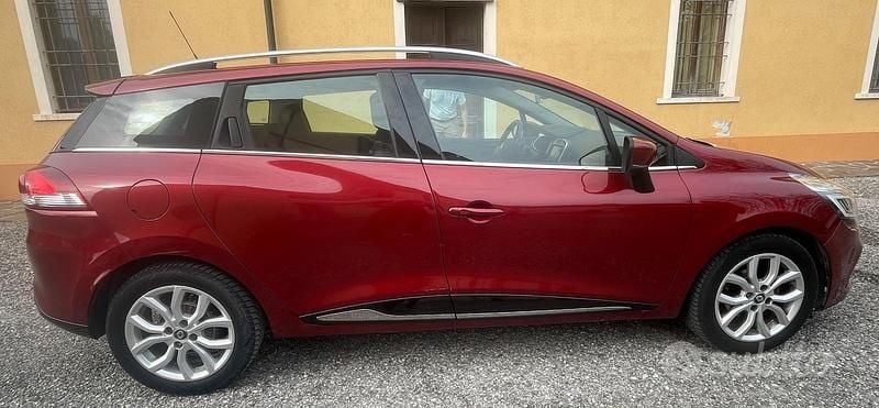 Usata Renault Clio GrandTour 75 CV (55 kW) 2018 Rosso Station wagon