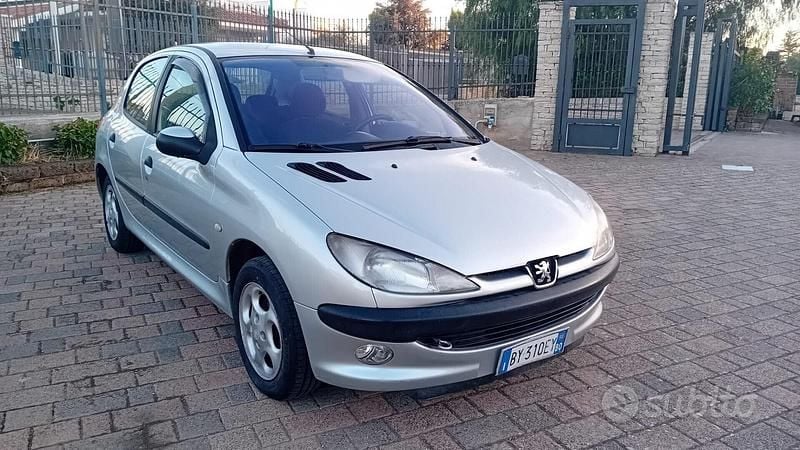 Grigio Usata 2002 Peugeot 206 Tre volumi | 2500 € (Cara) - Immagine 1/4
