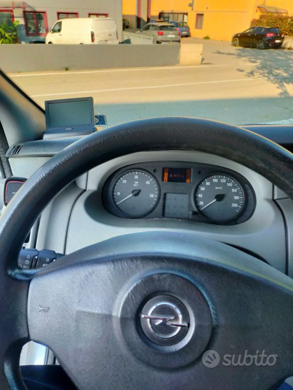 Grigio Usata 2009 Opel Vivaro Monovolume | 8700 € - Immagine 1/4