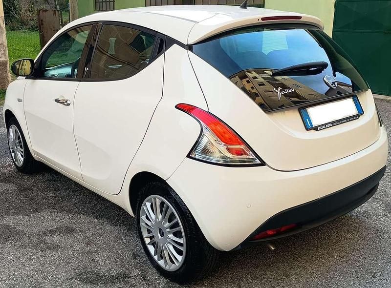Usata Lancia Ypsilon Silver 69 CV (50 kW) 2016 Bianco Utilitaria