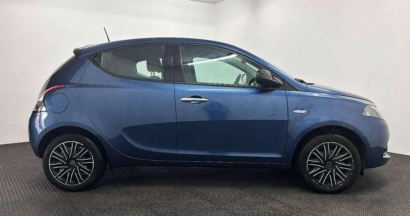 Usata Lancia Ypsilon Gold 69 CV (50 kW) 2023 Blu/azzurro Utilitaria
