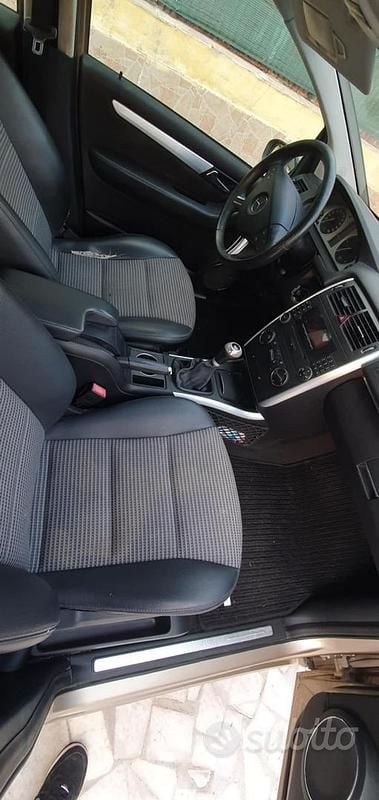 Usata Mercedes B180 109 CV (80 kW) 2010 Nero Monovolume