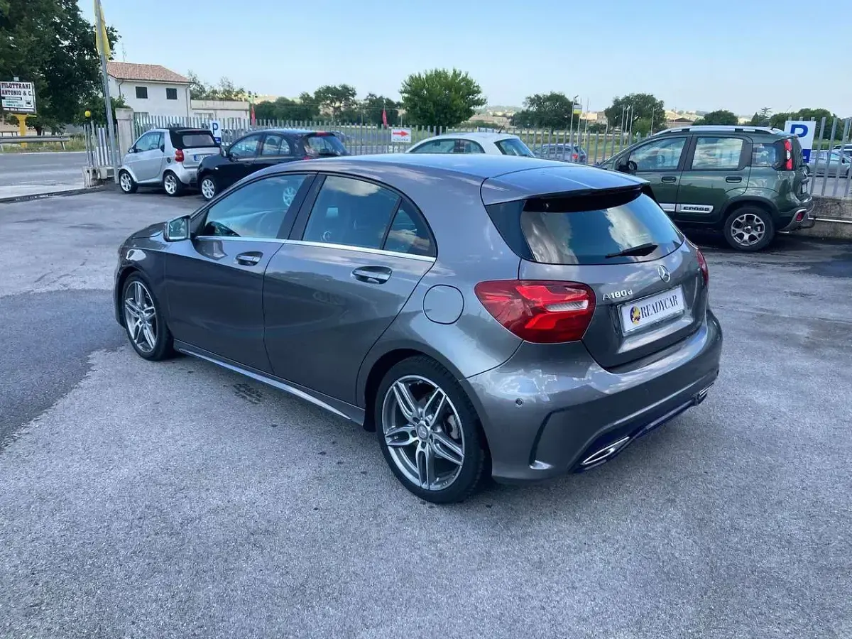 Usata Mercedes A180 Premium 109 CV (80 kW) 2016 Grigio montagna Utilitaria