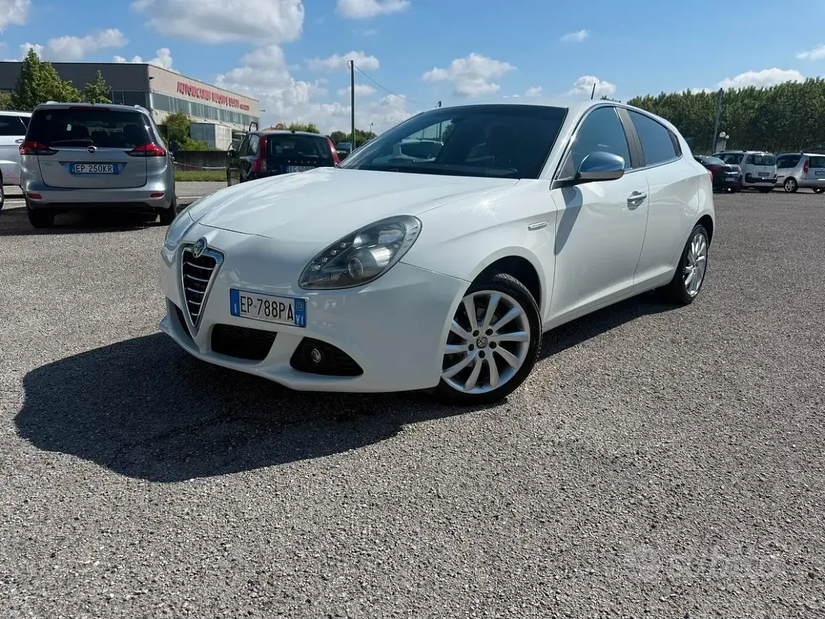 Second-hand Alfa Romeo Giulietta Progression 105 CP (77 kW) 2013 Alb Hatchback