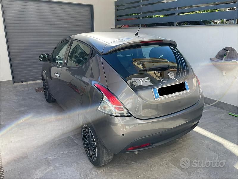 Usata Lancia Ypsilon 95 CV (69 kW) 2014 Grigio Utilitaria
