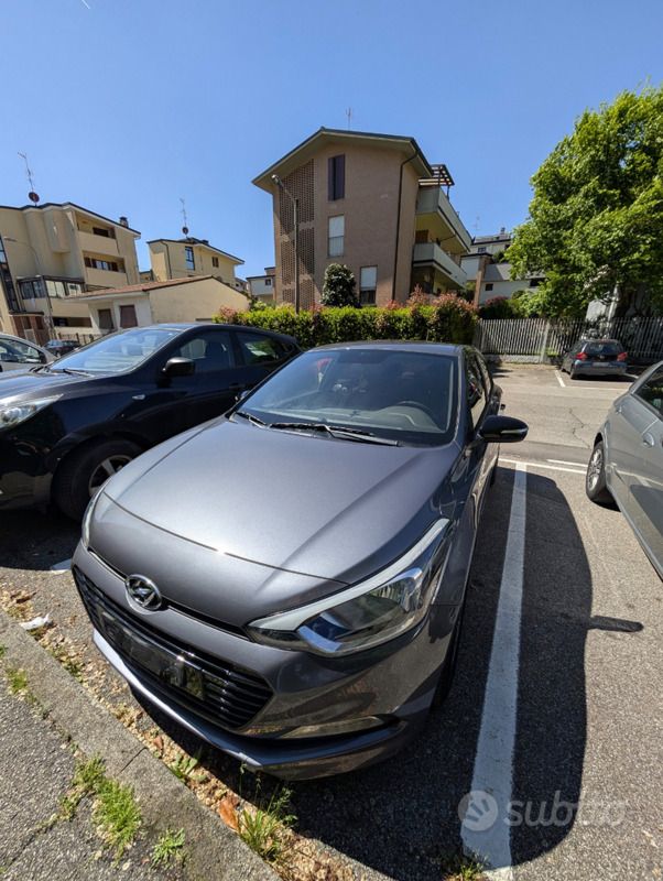 Grigio Usata 2018 Hyundai i20 Due volumi | 9500 € (Buon prezzo) - Immagine 1/4