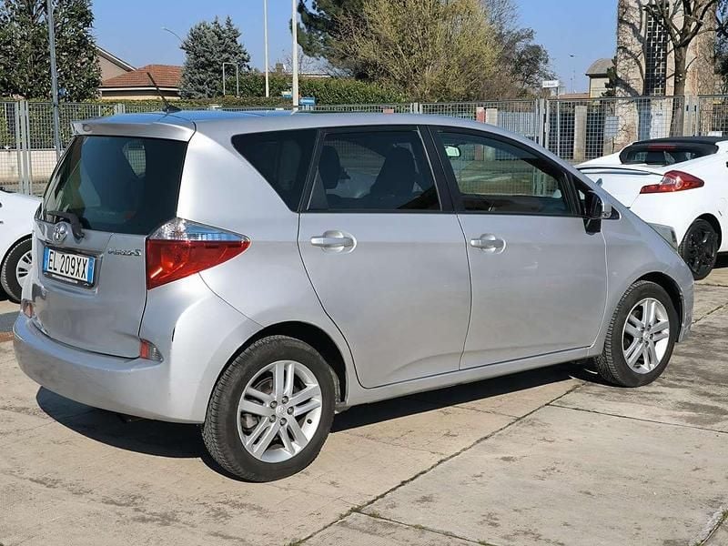 Usata Toyota Verso-S Active 99 CV (72 kW) 2012 Argento Monovolume