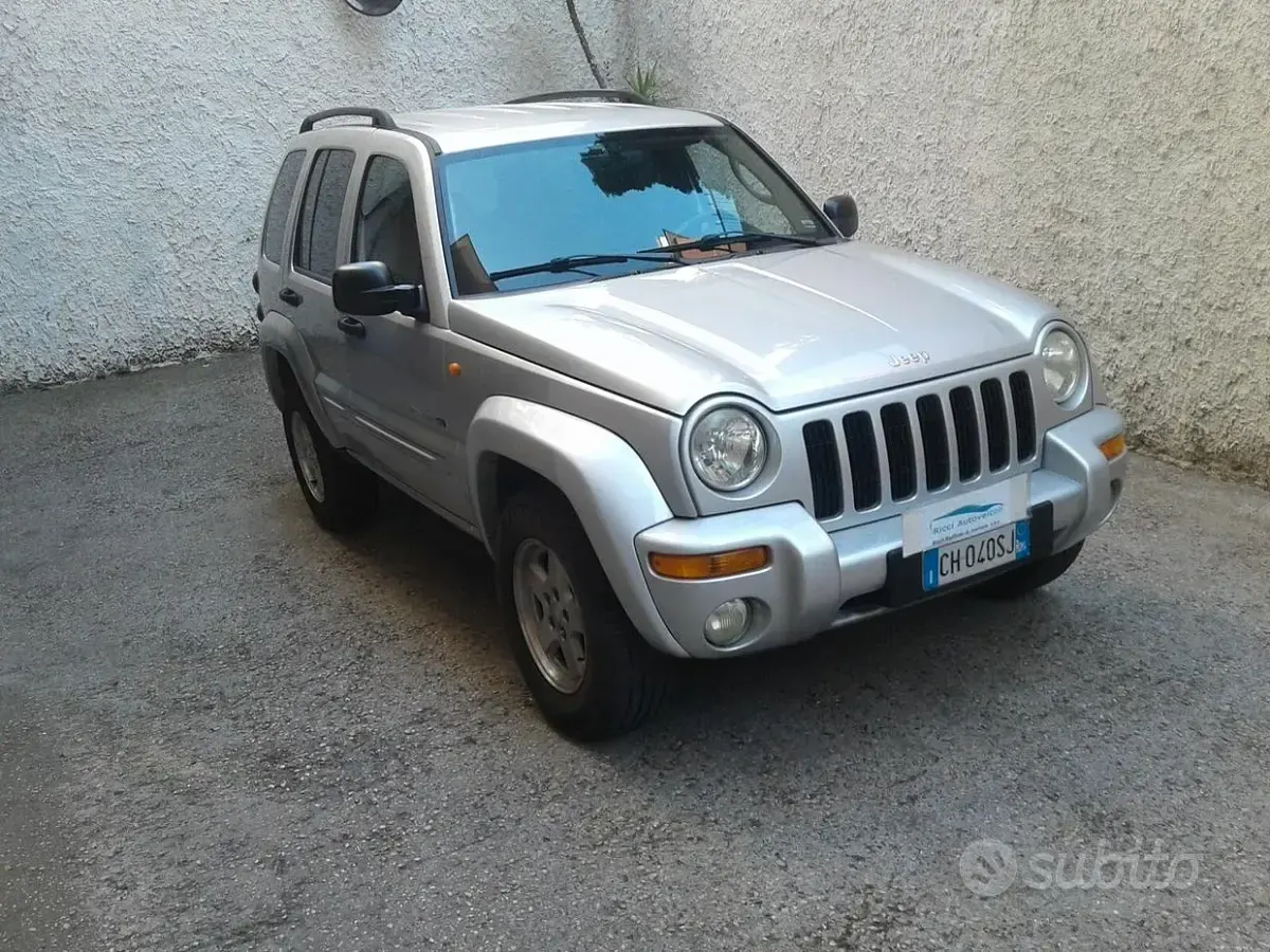 Usata Jeep Cherokee Limited 150 CV (110 kW) 2003 Grigio SUV
