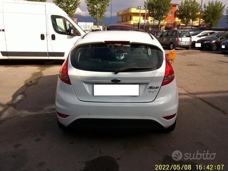 Usata Ford Fiesta 97 CV (71 kW) 2012 Bianco Utilitaria