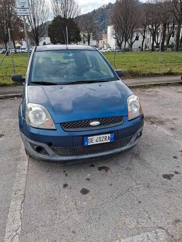 Blu Usata 2006 Ford Fiesta Tre volumi | 1200 € (Super prezzo) - Immagine 1/4