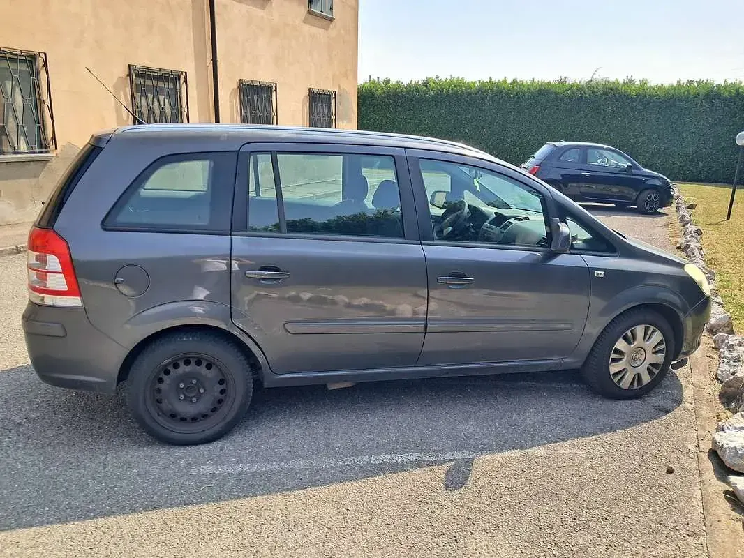 Usata Opel Zafira 150 CV (110 kW) 2010 Grigio Monovolume