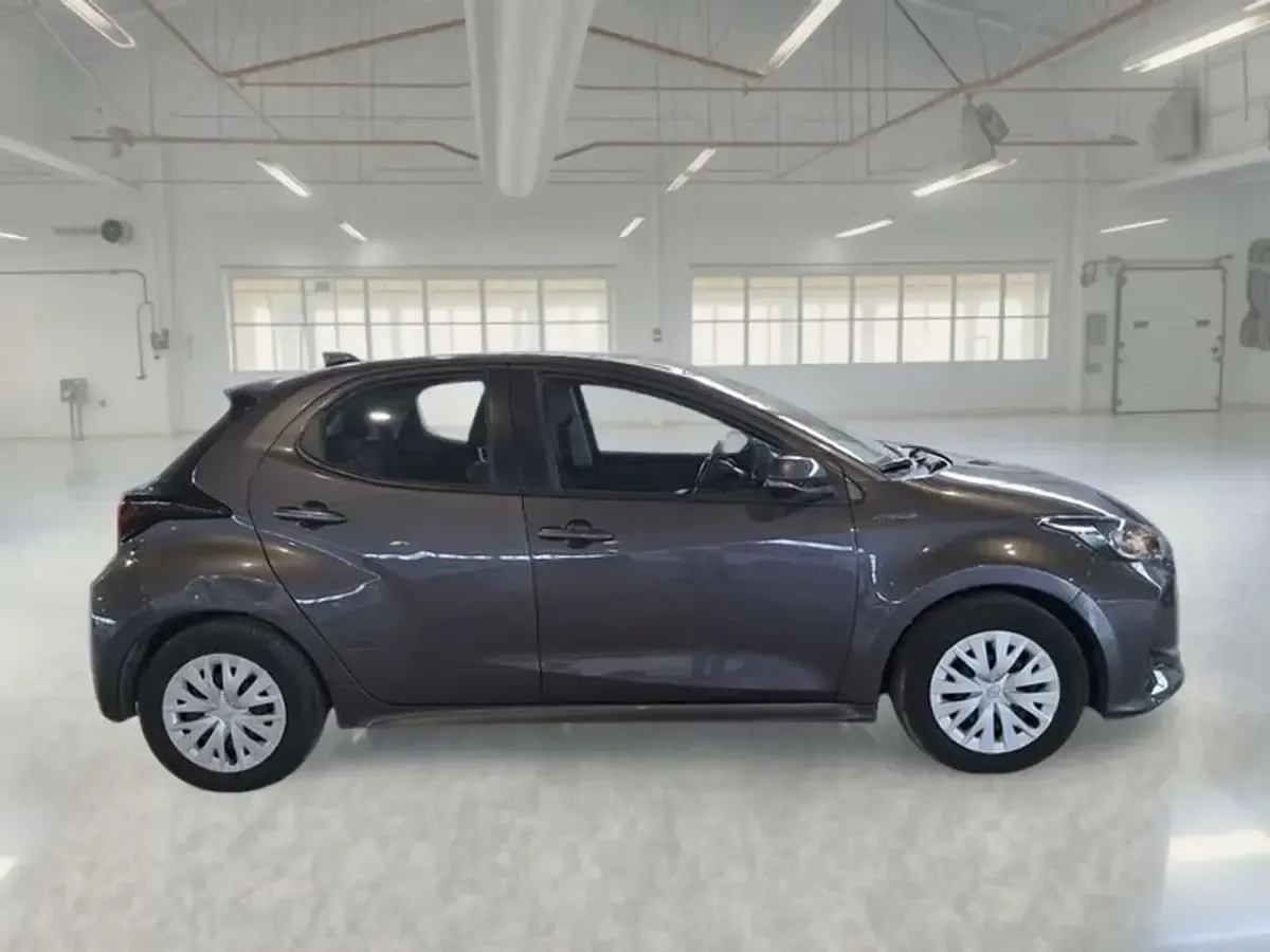Usata Toyota Yaris Hybrid Business Edition 92 CV (67 kW) 2021 Grigio Berlina