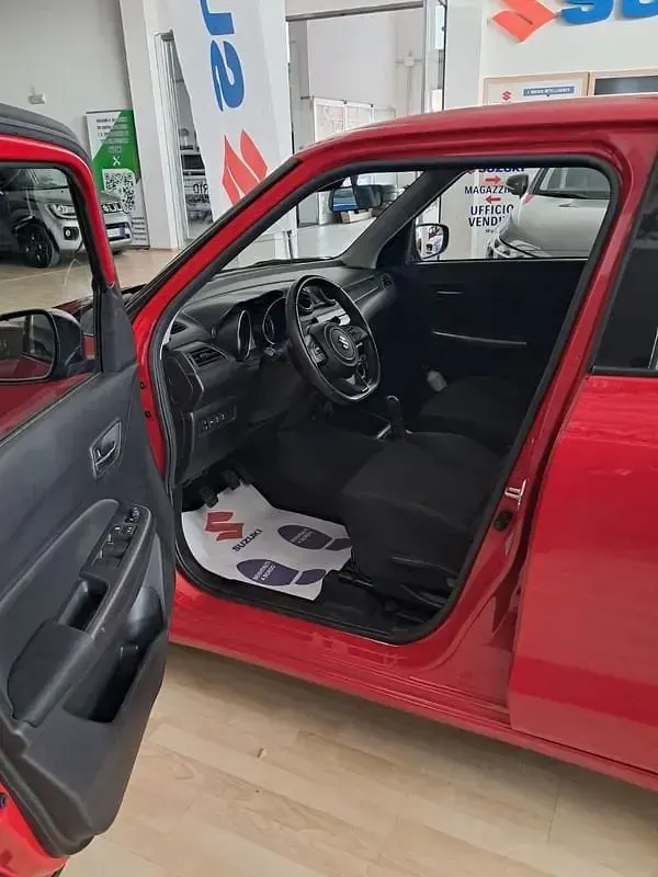 Usata Suzuki Swift 83 CV (61 kW) 2023 Rosso marrakech Utilitaria