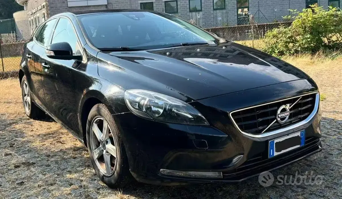 Usata Volvo V40 Kinetic 120 CV (88 kW) 2015 Nero Berlina