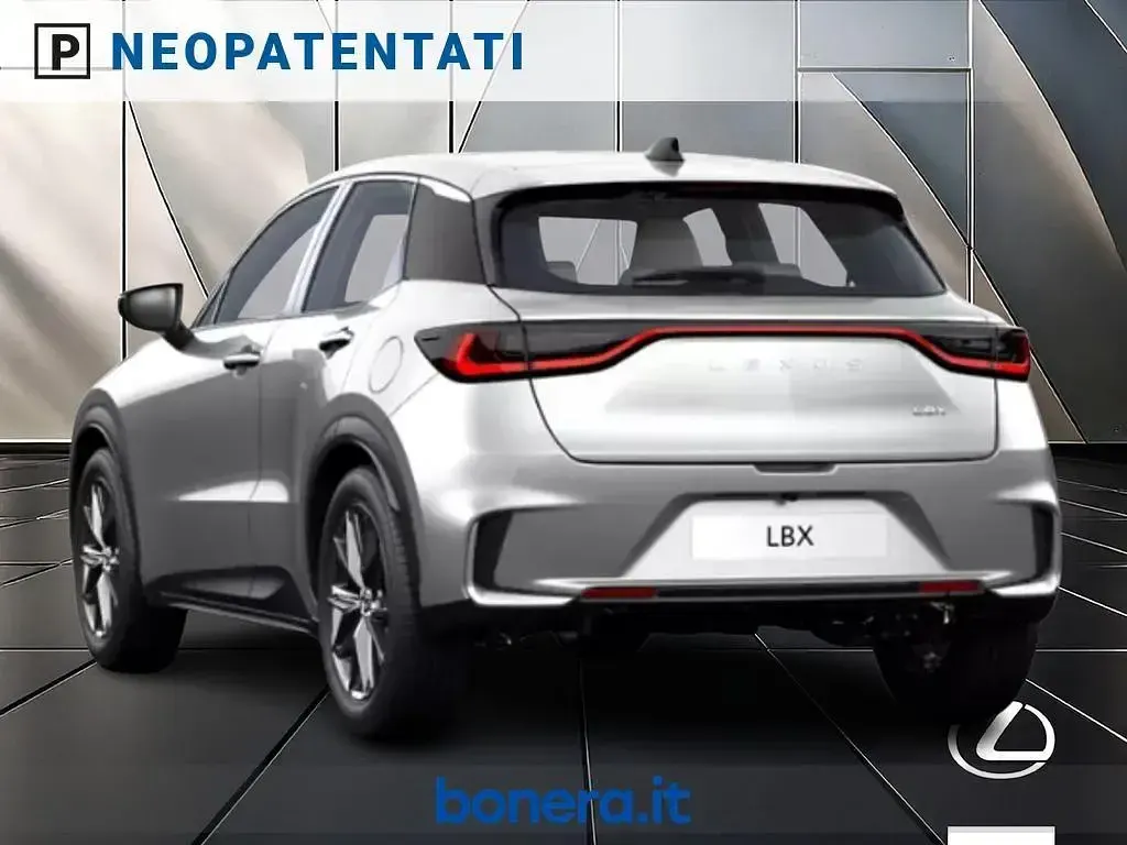 Nuova Lexus LBX 136 CV (100 kW) 2026 Argento SUV