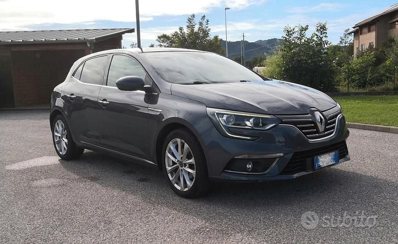 Grigio Usata 2016 Renault Mégane IV Intens Tre volumi | 10.900 € (Buon prezzo) - Immagine 1/4