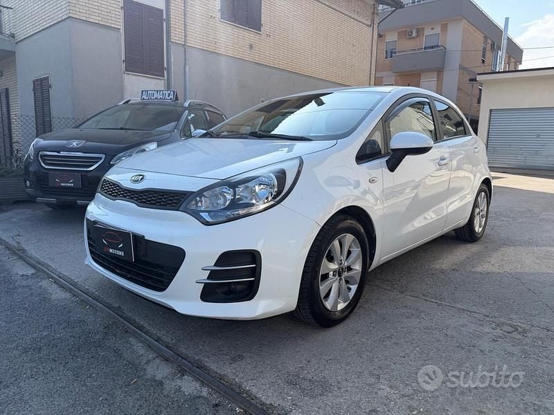 Usata Kia Rio Active 75 CV (55 kW) 2017 Bianco Berlina