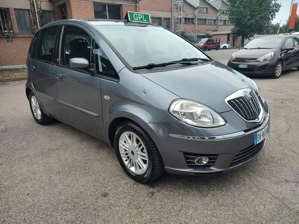 Usata Lancia Musa 95 CV (69 kW) 2009 Argento Monovolume