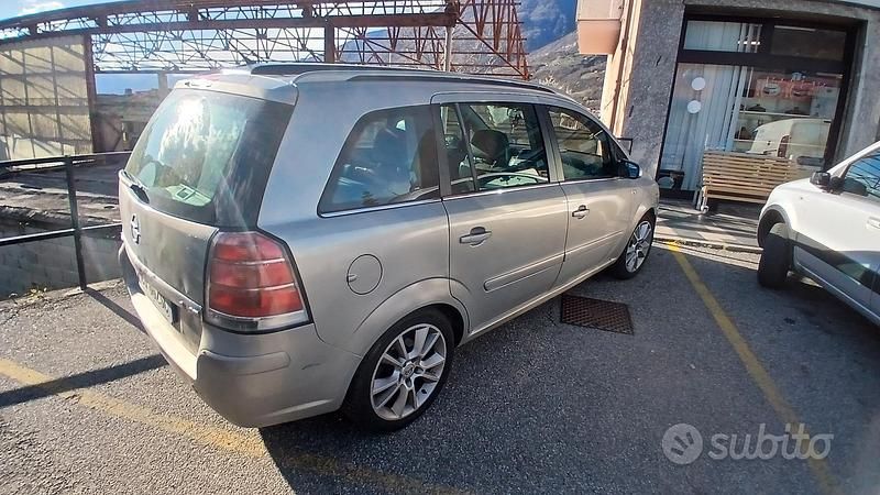 Usata Opel Zafira 2005 Marrone Monovolume