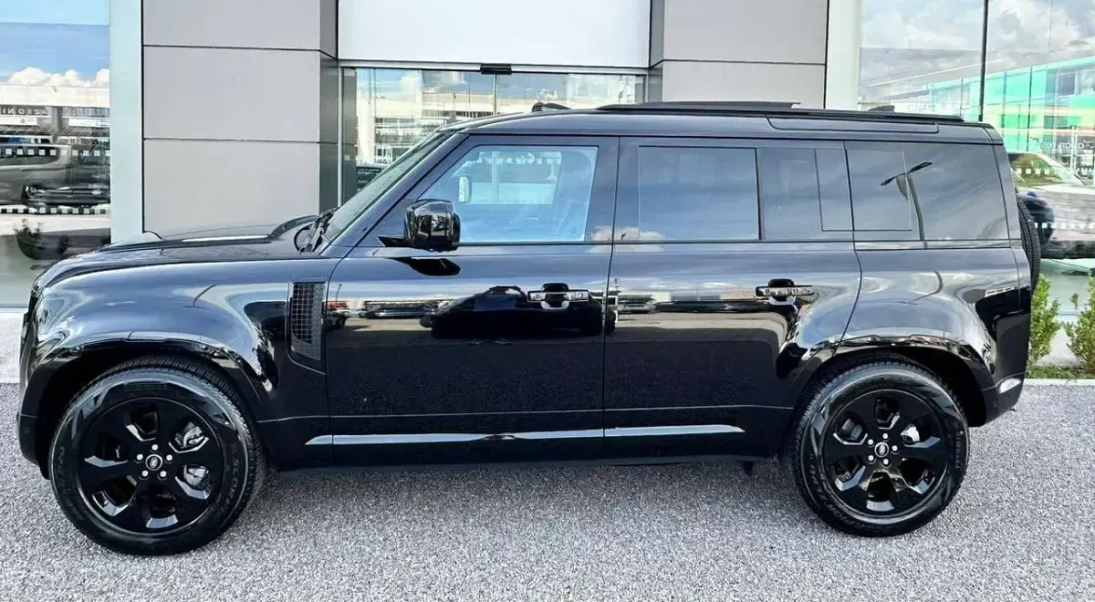Usata Land Rover Defender SE Dynamic 200 CV (147 kW) 2025 Santorini black SUV