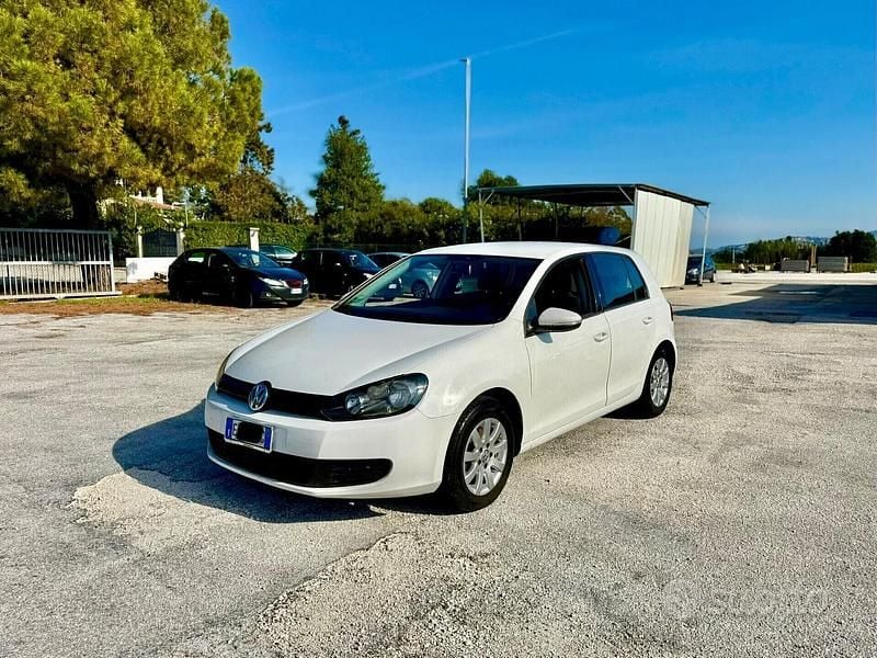 Bianco Usata 2012 VW Golf VI Tre volumi | 5400 € (Buon prezzo) - Immagine 1/4